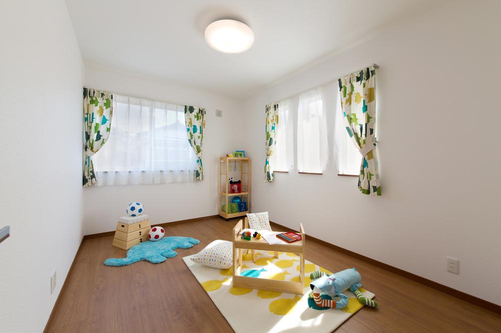 Model house photo. Daylighting from two windows, Bright children's room where ventilation is put take in enough. It adopted a large closet. (No. 11 land model house shooting photos)