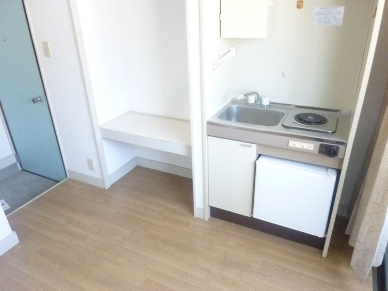 Living and room. It is a convenient kitchen next to the space