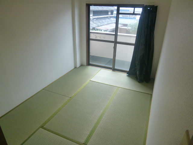 Living and room. Omotegae completion of tatami! 