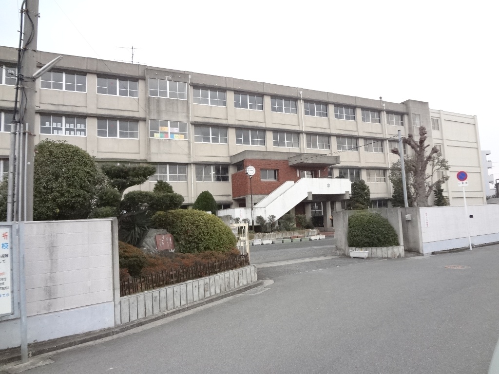 Junior high school. Habikino Municipal Takasu junior high school (junior high school) up to 511m