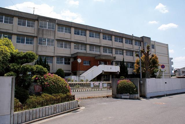 Junior high school. Takasu 842m until junior high school