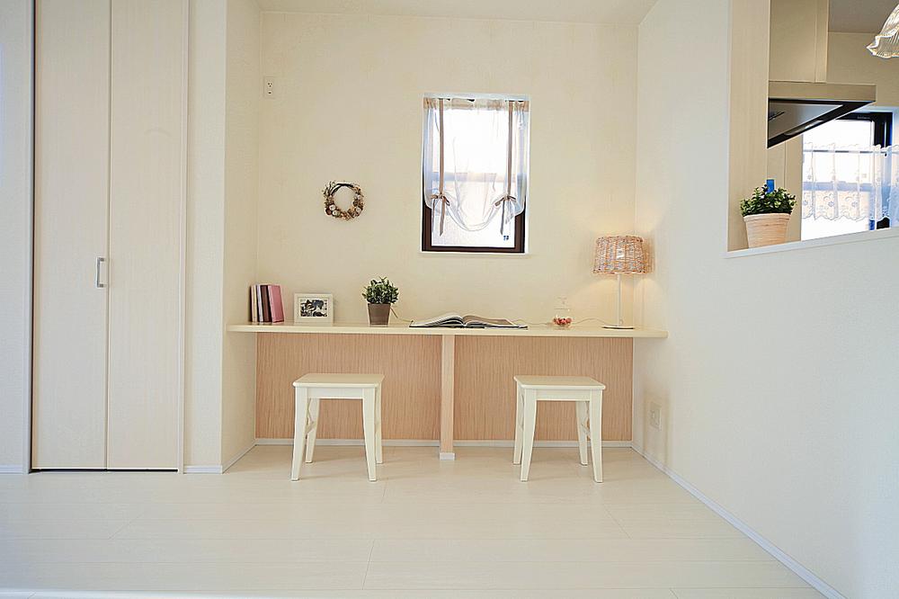 Other Equipment.  ☆ Mother or the children homework a counter provided in the living room is a good convenient space without going to each of the room and or the Internet (^ - ^ v)