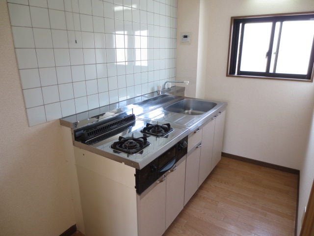 Kitchen. 2-neck with gas stove! ! 