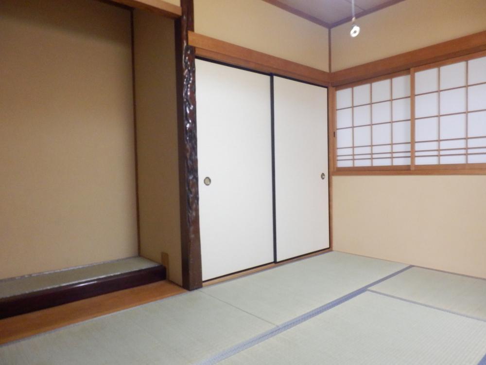 Non-living room. Alcove in the Japanese-style room ・ There is also a closet! 
