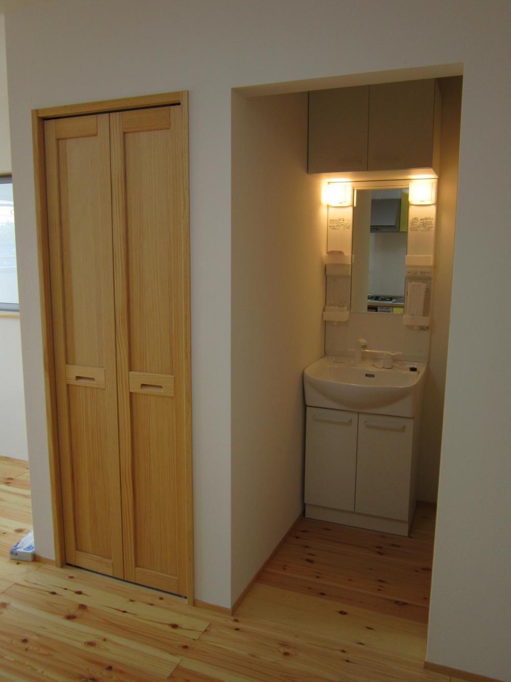 Wash basin, toilet. In the three-story residential and convenient 2F washbasin. Width is 600, Here also storage capacity up with upper cabinet.
