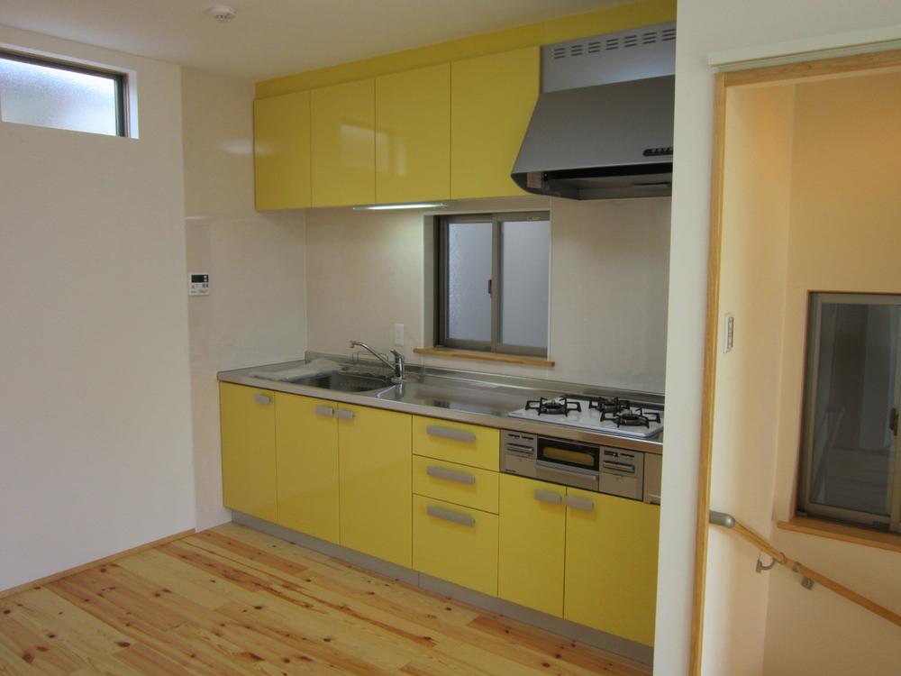 Kitchen. Pastel yellow kitchen to brighten up the room, Enhanced equipment specification, such as anhydrous double-sided grill. Range hood is high-performance of the sirocco fan. Insert the soft light from the FIX window taken to enhance.