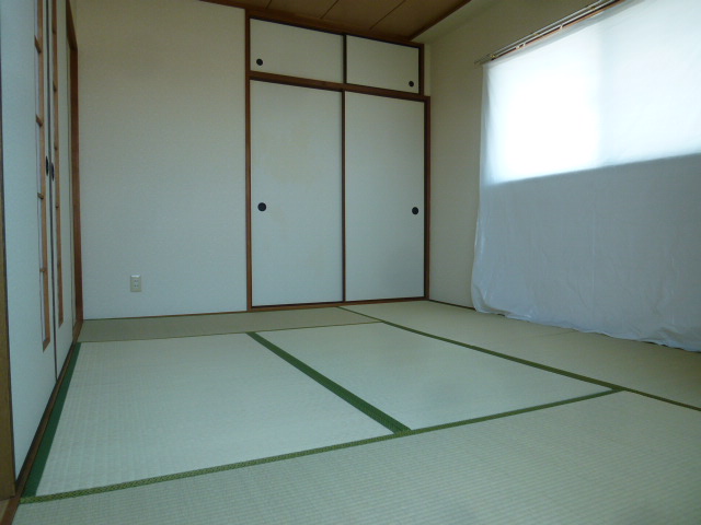 Other room space. It is bright because there is a window that leads to the Japanese-style room balcony!