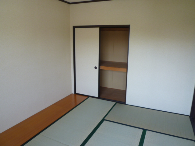 Receipt. Image is a photo of a Japanese-style room. 