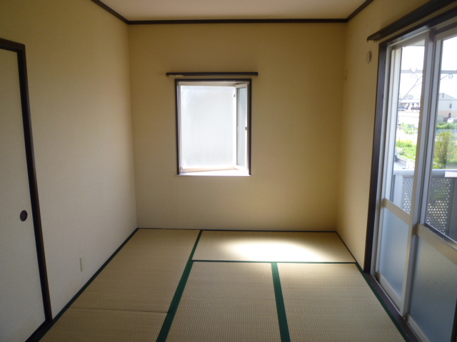 Living and room. Image is a photo of a Japanese-style room. 