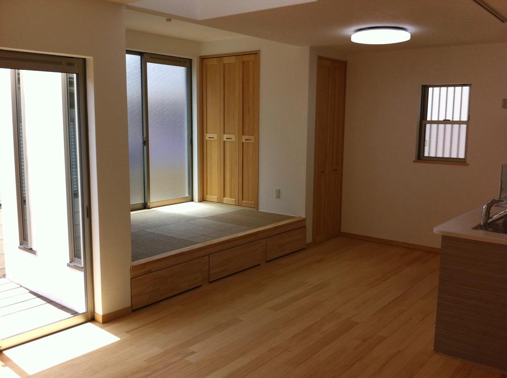 Living. Spacious living. There is also tatami corner with Kenkusa tatami.