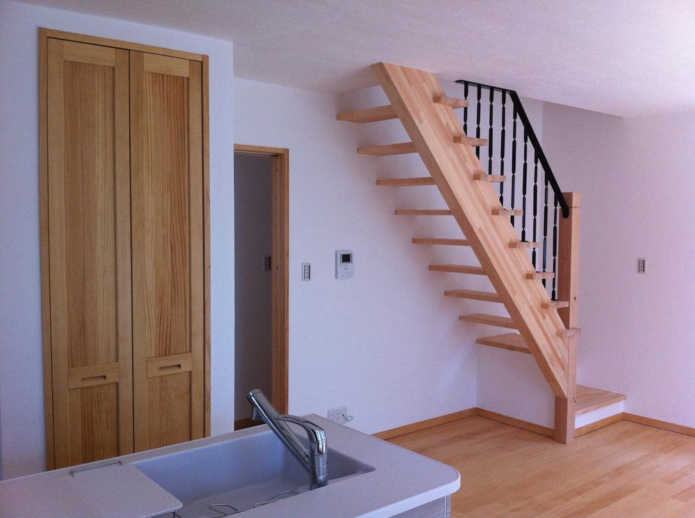 Living. Strip staircase leading to the second floor in the living. Handrail of iron accents of the interior.