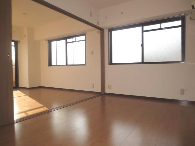 Living and room. It will calm large windows ☆ 