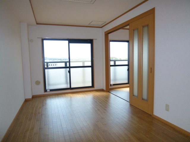 Living and room. It is bright and facing the veranda ☆ 