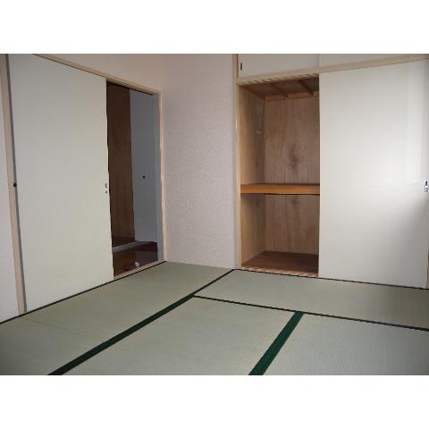 Other room space. Japanese-style room. Again tatami rooms would be necessary?!