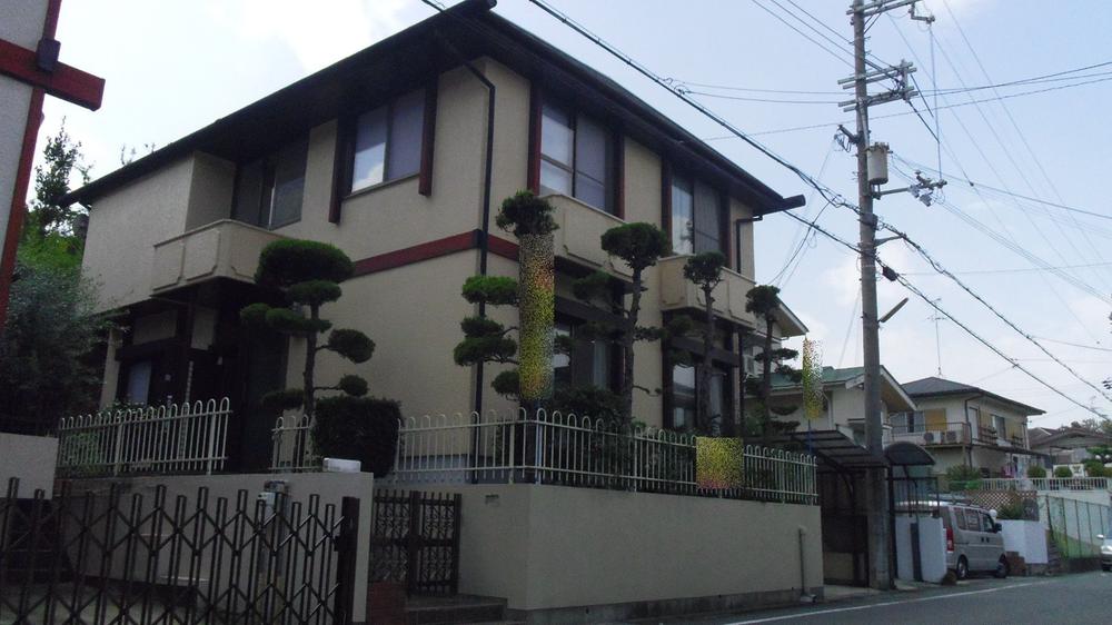 Local appearance photo. House nestled in a quiet residential area a kind of low-rise