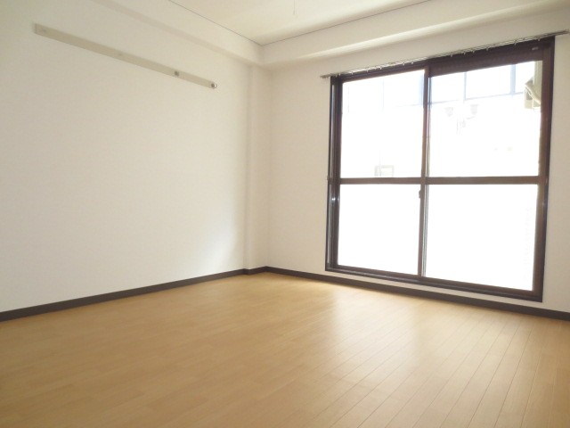 Living and room. Deposit ・ This room with no key money! ! 