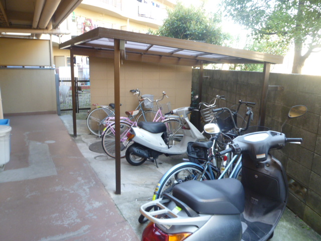 Other common areas. Bicycle-parking space ・ Bike shelter is also comfortable