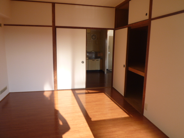 Living and room. There is a closet in the Japanese-style room!