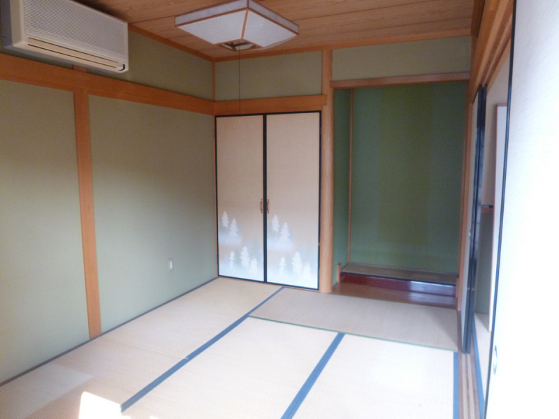 Other room space. Tatami will settle down after all