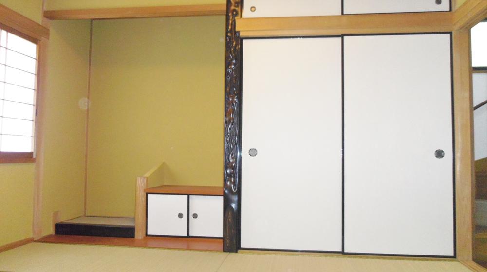 Non-living room. It is the alcove with a Japanese-style room! 