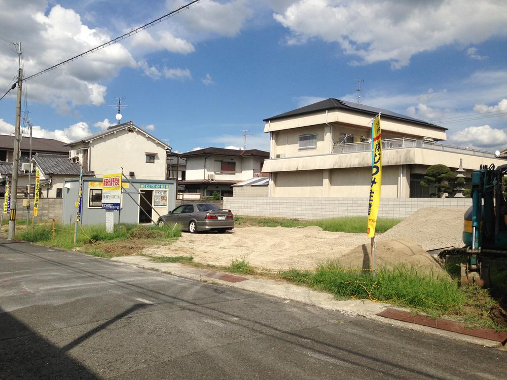 Local photos, including front road. Front road spacious, A quiet residential area
