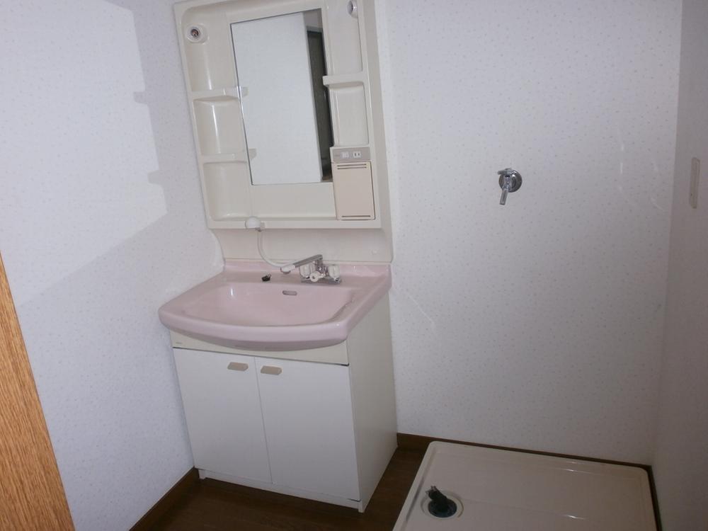 Wash basin, toilet. It toilets Kona feel