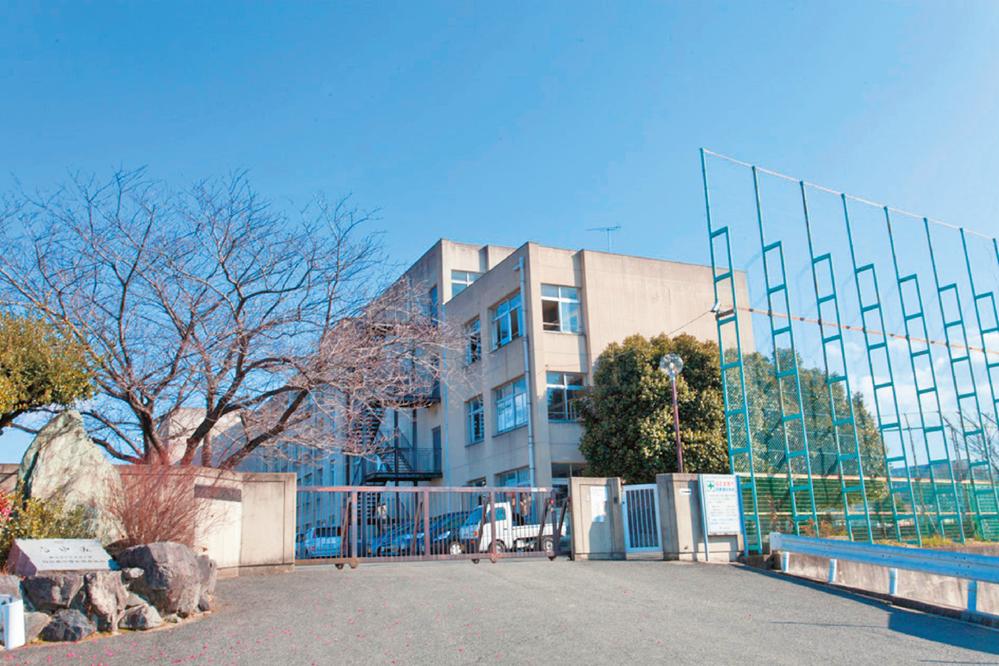 Junior high school. Habikino to municipal riverside junior high school 910m