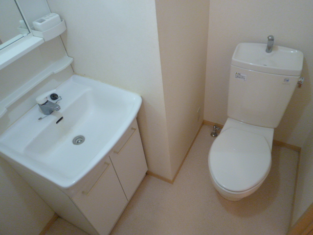 Washroom. It is a basin and toilet ☆