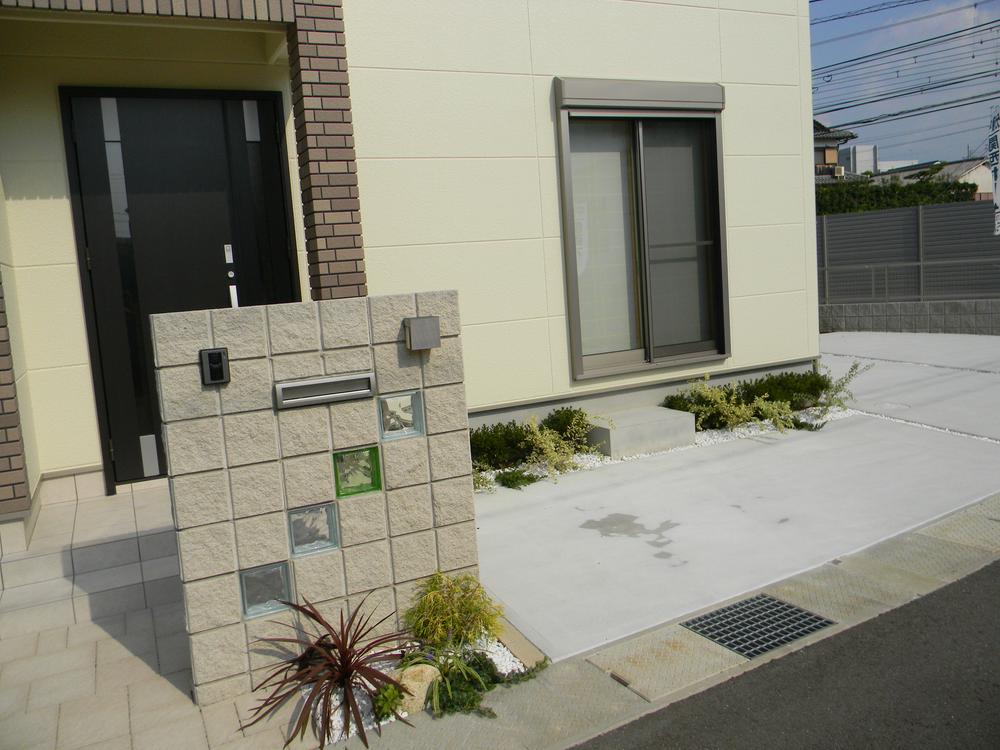 Entrance. Exterior also has a customer planting planting to be able to pick you up at any time.