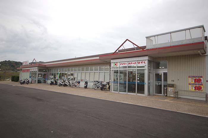 Supermarket. Daily qanat Hayashi to Hannan store supermarket in the 2597m along the No. 26 bypass. Good access, Since there is also a large parking lot, you can go to feel free in the car.