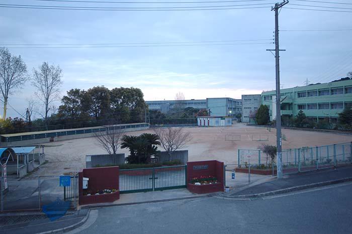 Junior high school. Hannan to stand Kaigake junior high school at the time of 1799m school events, etc. are participating many people in the community and parents, school, student, Parents, Is a school that leads the region is in a close relationship.