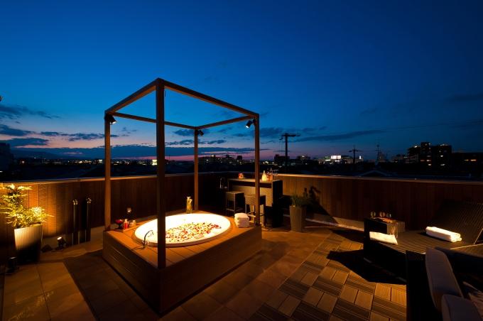 Other introspection. The world of the night on the roof equipped with a Jacuzzi fantasy! 