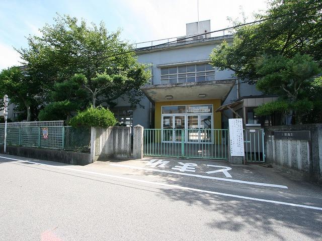 Primary school. 330m to the east, Tottori elementary school