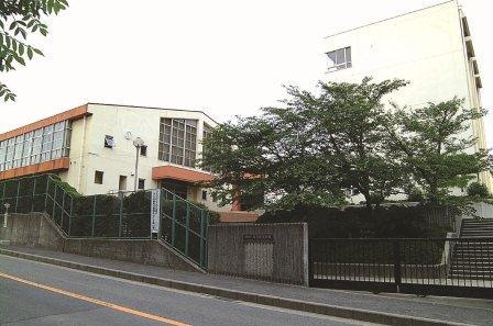 Junior high school. Tottorihigashi 1300m until junior high school