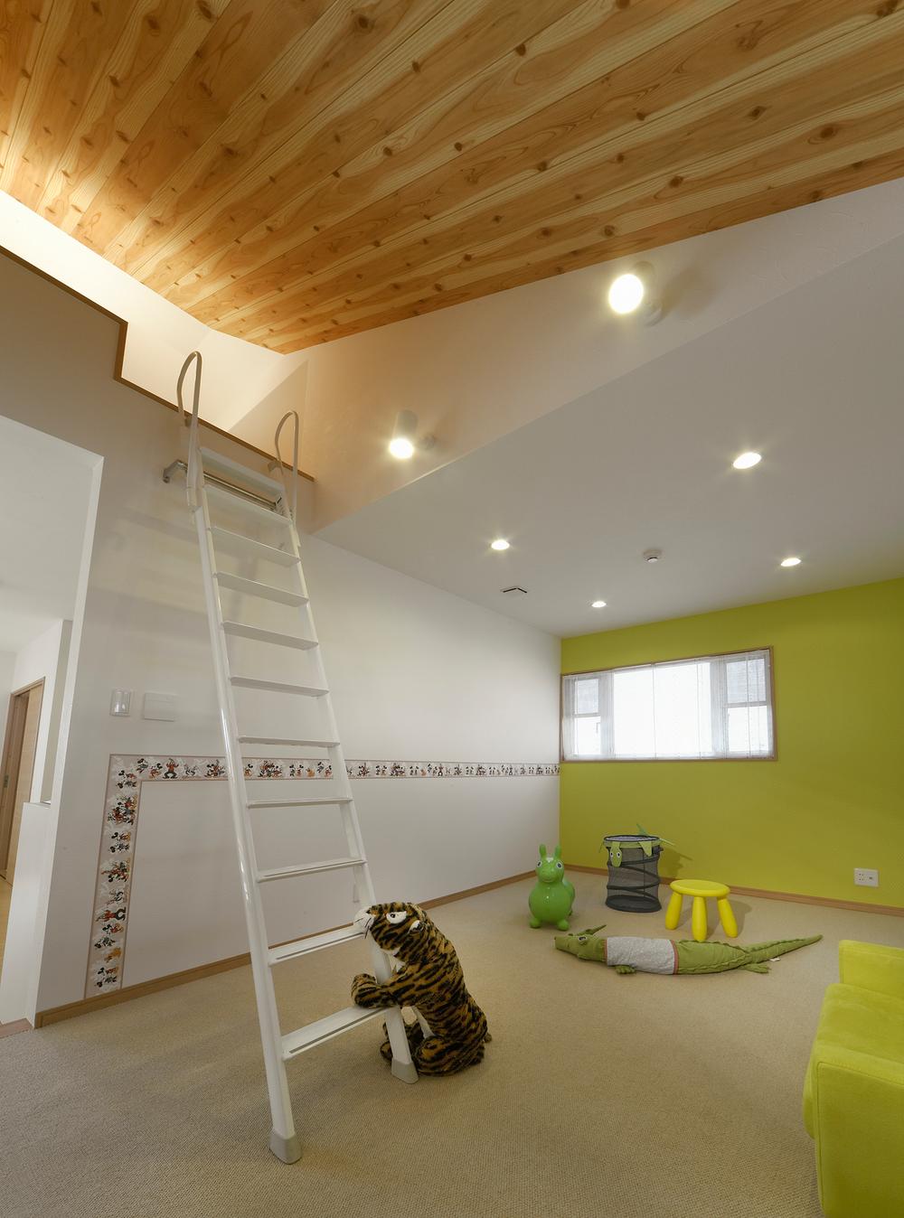 exhibition hall / Showroom. To cheerfully carefree To grow up children, There and happy Children's Room. It is safe design that reaches the eyes of the mom from the kitchen from the living room. Because with loft, Shimae a lot of goods of toys and memories. (exhibition hall)