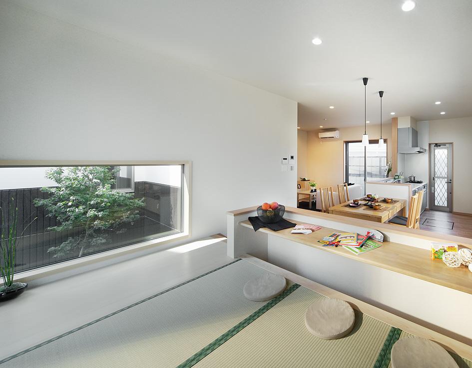 Model house photo. Tatami corner overlooking the LDK. Or your study or homework while watching the face of the mom in the kitchen, Usage is freely (Model house)