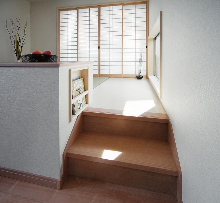Model house photo. To skip floor to divide the space into two stairs next to the book stand, etc., Twist of Submit Shoji handed out the eyes meticulously (Model house)