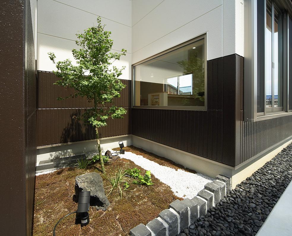 Model house photo. The courtyard is try planting a house of face "symbol tree" how?  (Model house)