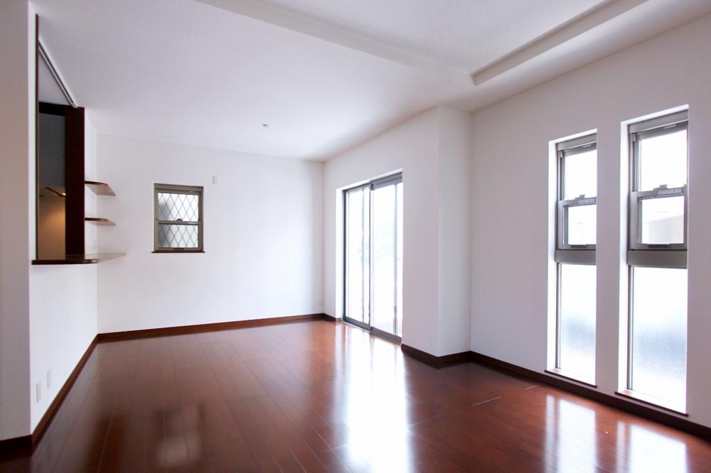 Living.  ■ Living-dining 17.7 tatami spacious living. The lighting from the large opening, To realize a bright life