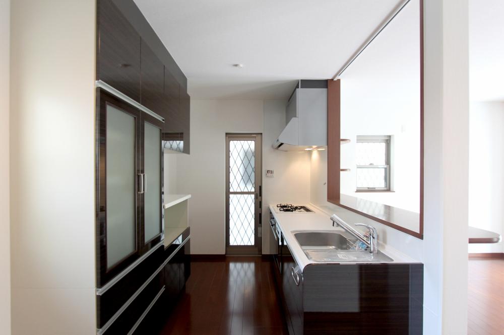 Kitchen.  ■ Kitchen space Classy color of system Kitchen. You can cherish the conversation of the family face-to-face kitchen.