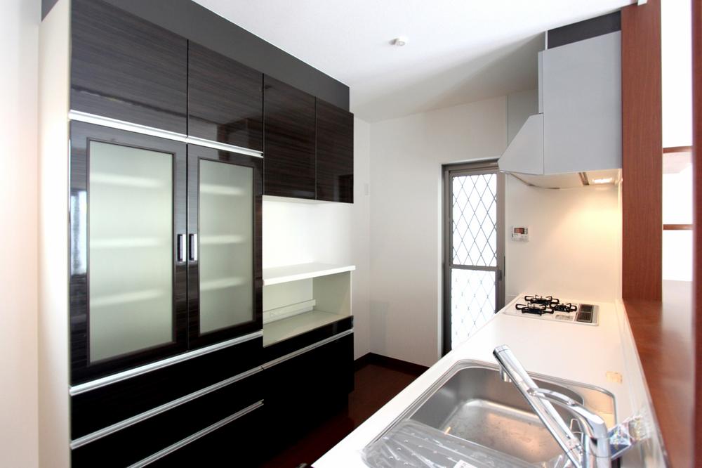 Kitchen.  ■ Kitchen storage