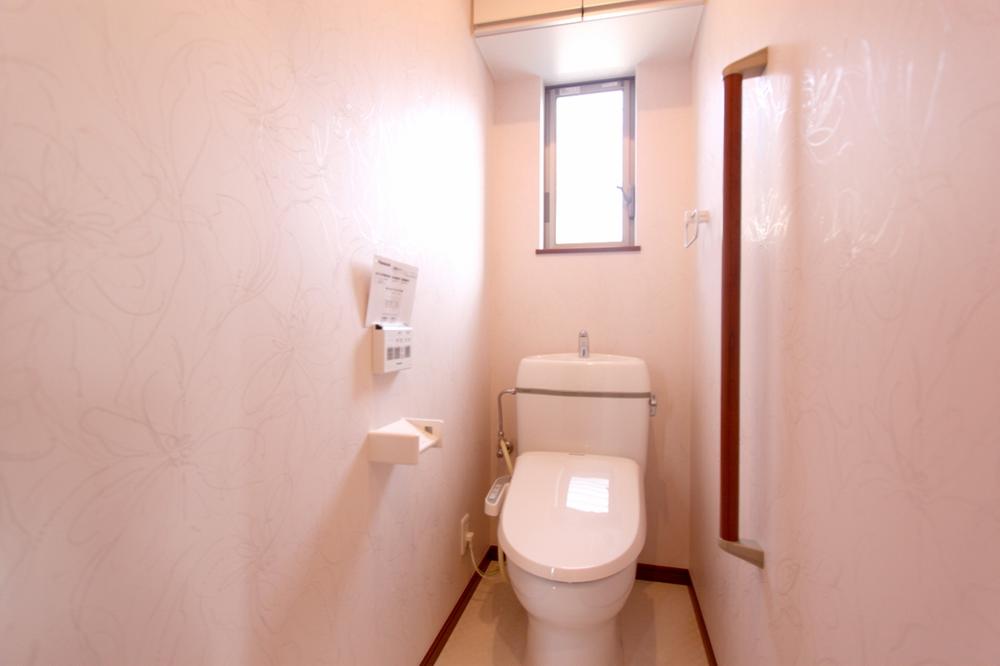 Toilet.  ■ Toilet space