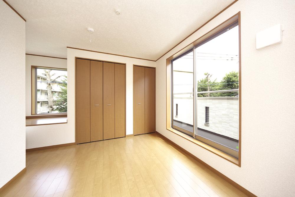 Non-living room. Closet in each room ・ There is a closet, You can use a wide room.