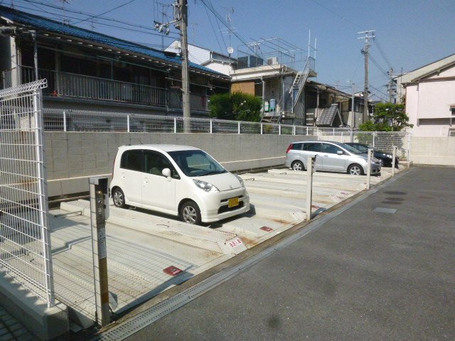 Parking lot. It is easy to stop parking. 