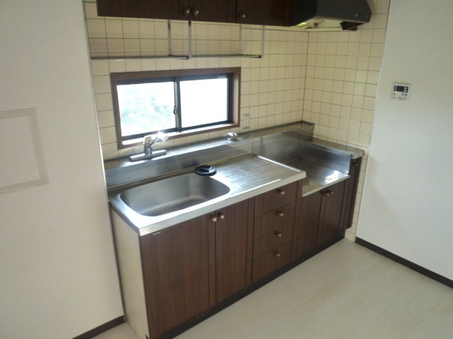 Kitchen. It is a semi-independent kitchen. The window is located only on the corner room