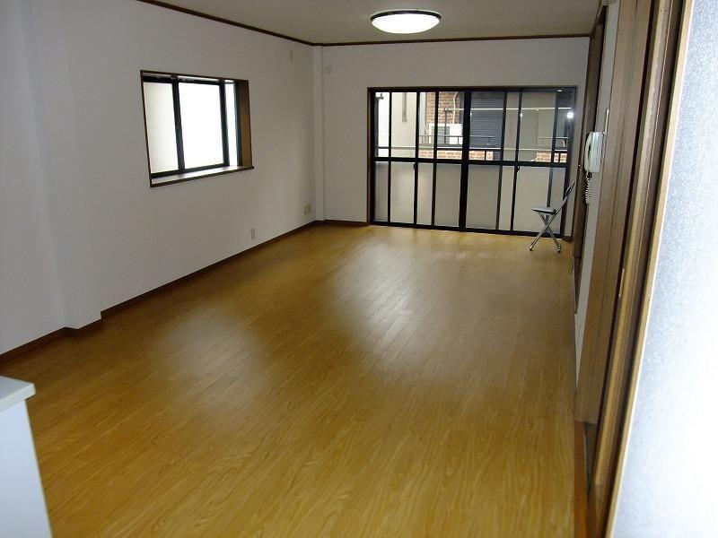 Same specifications photos (living). Spacious living room of about 21 quires.