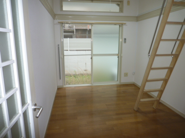 Living and room. It is very bright because the south-facing a! 