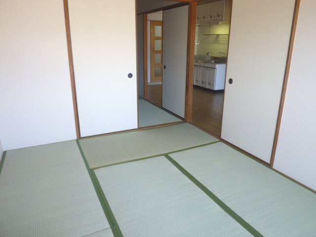 Other room space. There is also a Japanese-style room. 