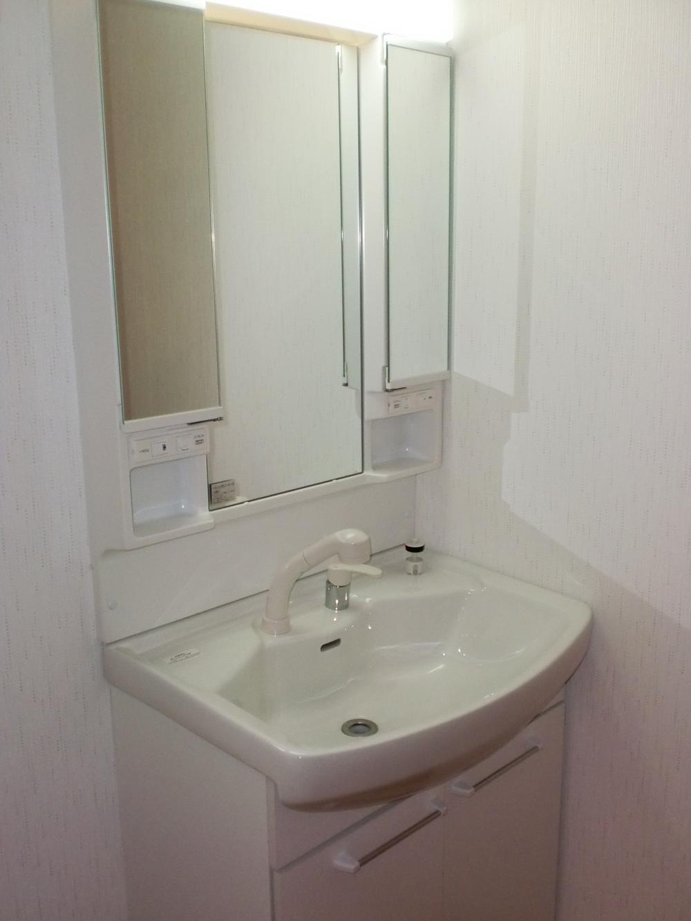 Wash basin, toilet. (Same specifications photo)