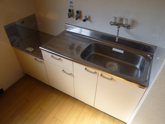Kitchen. Two-burner gas stove can be installed. 